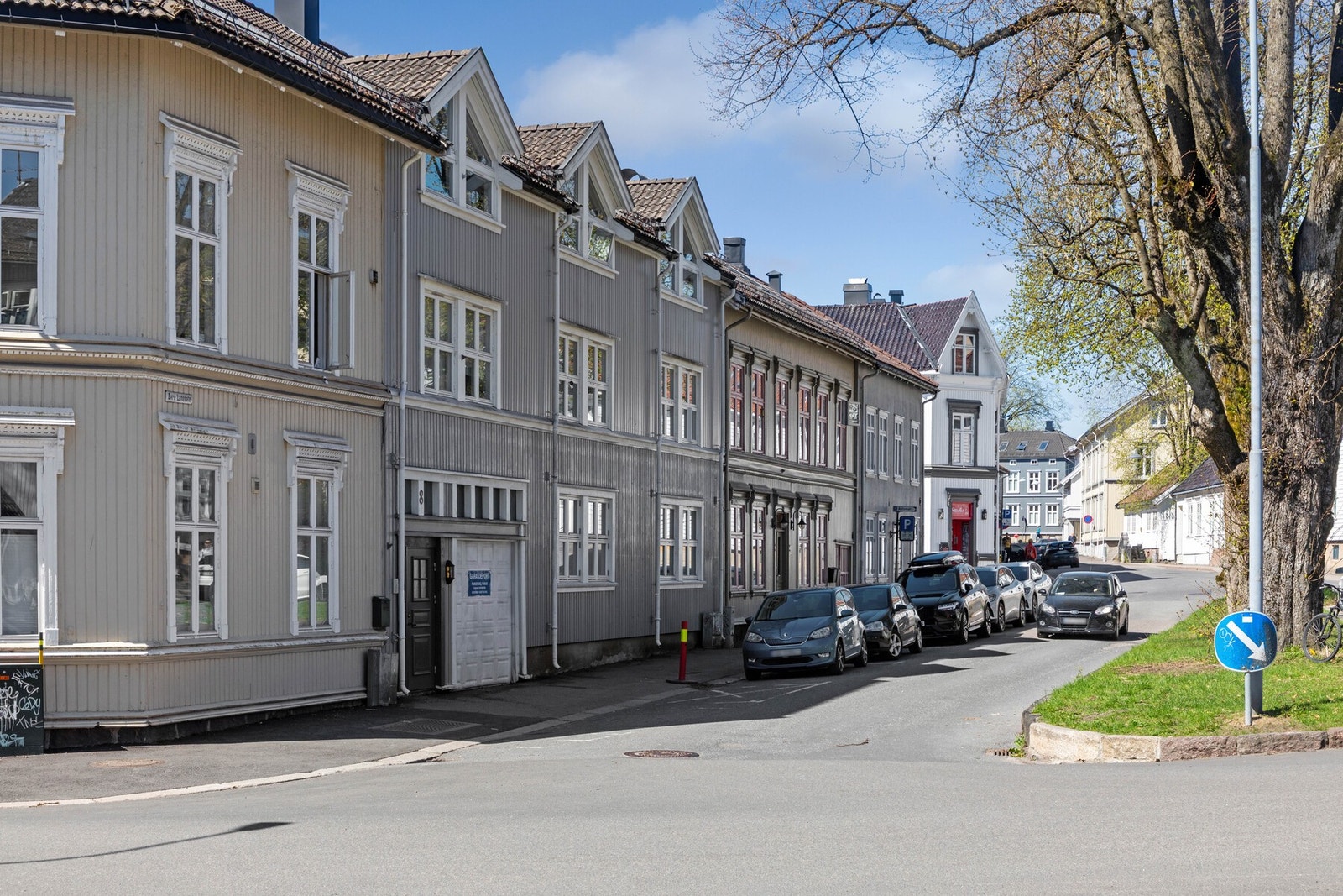 Det er også kort vei til offentlig kommunikasjon, lekeplass, fotballbane og treningssenter. Tønsberg er en populær by, som har sitt absolutte høydepunkt sommerstid, med stor turisme og et yrende folkeliv. Langs bryggene i Tønsberg kan du nyte av båtlivets Galleribilde