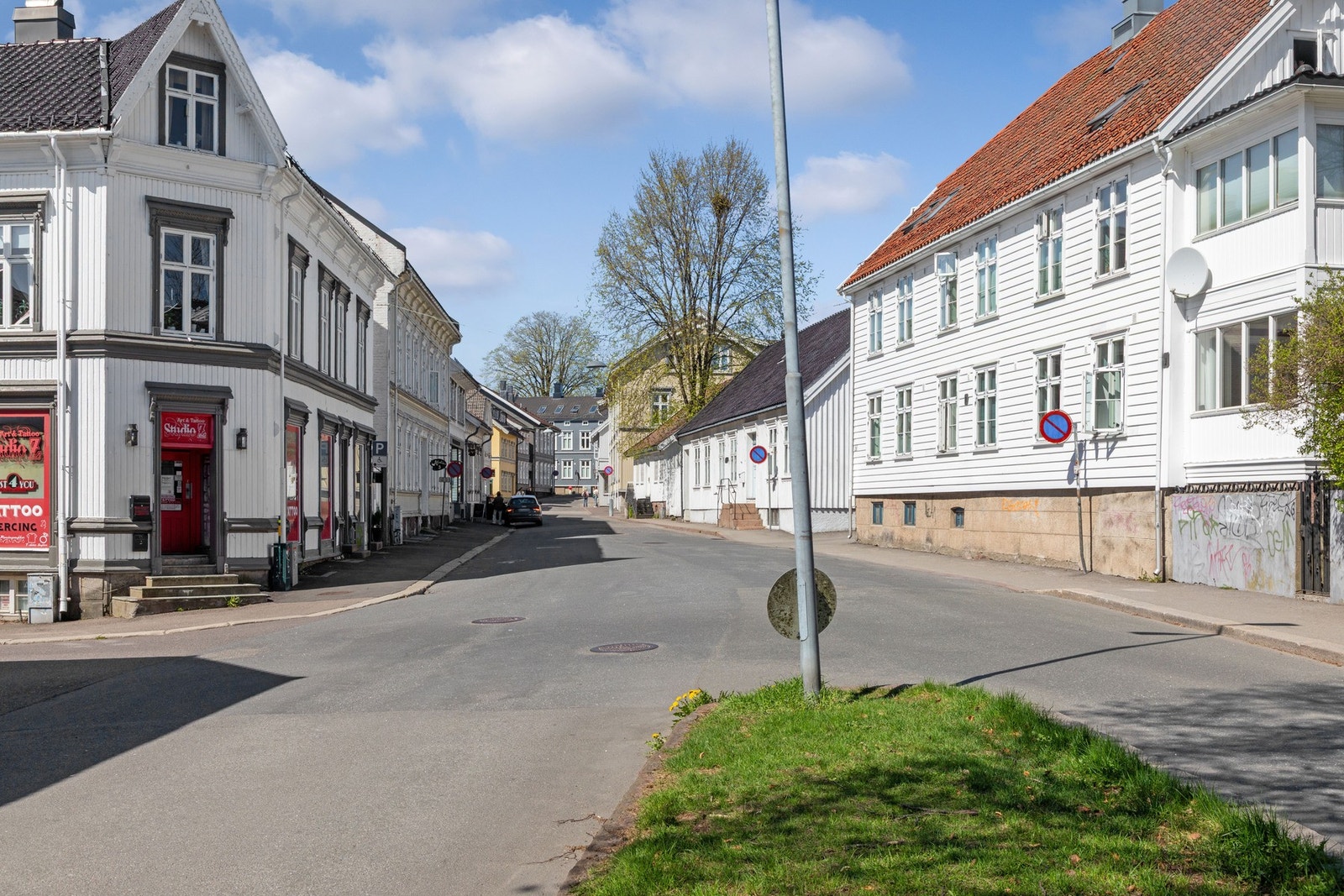 Leiligheten ligger i det etablerte, attraktive og svært sjarmerende boligområdet Sørbyen, i Tønsberg sentrum. Eiendommen har umiddelbar nærhet til flotte Gunnarsbøparken og Tønsberg svømmehall, samt kort gangavstand til alle sentrumsfasiliteter og et rikt Galleribilde