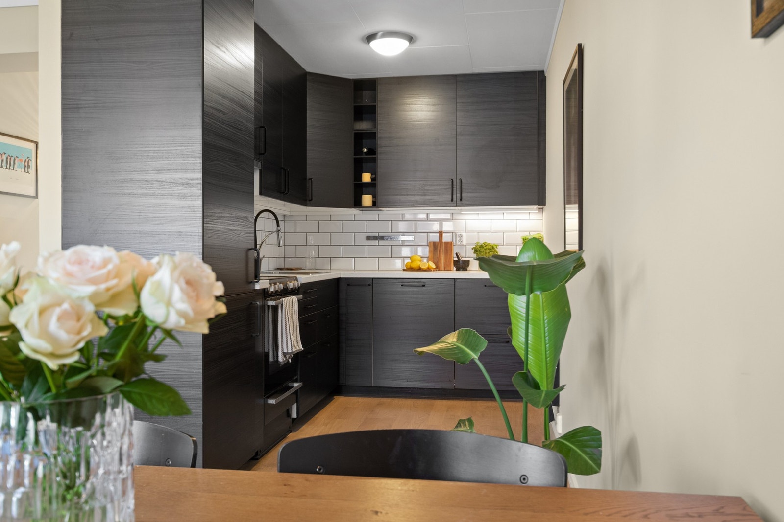 Kjøkkenet ble oppgradert i 2017 med moderne innredning fra Ikea med glatte fronter, laminat benkeplate med nedfelt kum og ettgreps armatur. Galleribilde