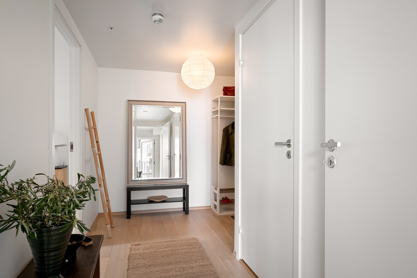 God plass til oppbevaring av yttertøy og sko. Galleribilde