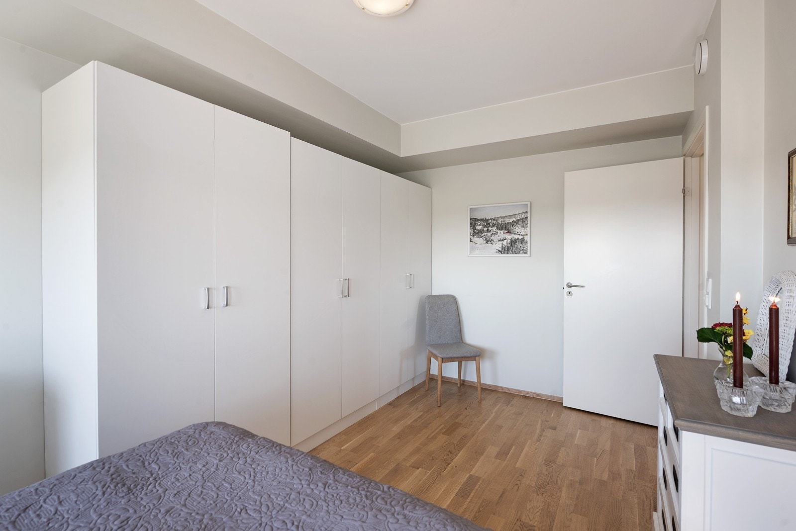 Rikelig med garderobeplass på hovedsoverommet. Galleribilde