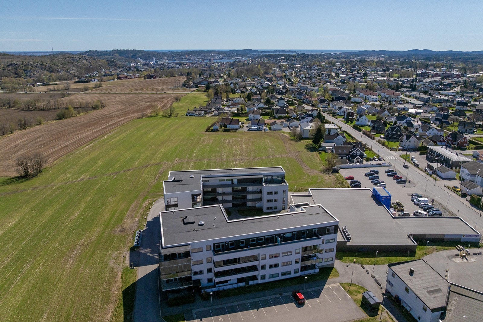 Fra Haukerød er det kun 5 minutter med bil til Sandefjord sentrum, og bussholdeplass ligger like ved. Galleribilde