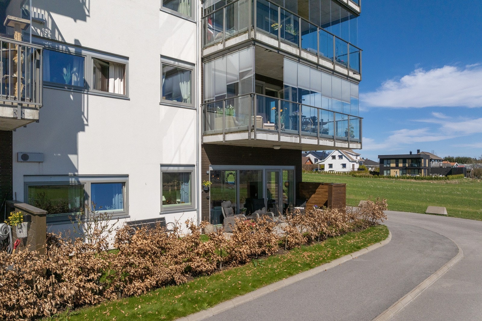 Leiligheten er en hjørneleilighet i et bygg fra 2021, med en skjermet og privat uteplass. Galleribilde