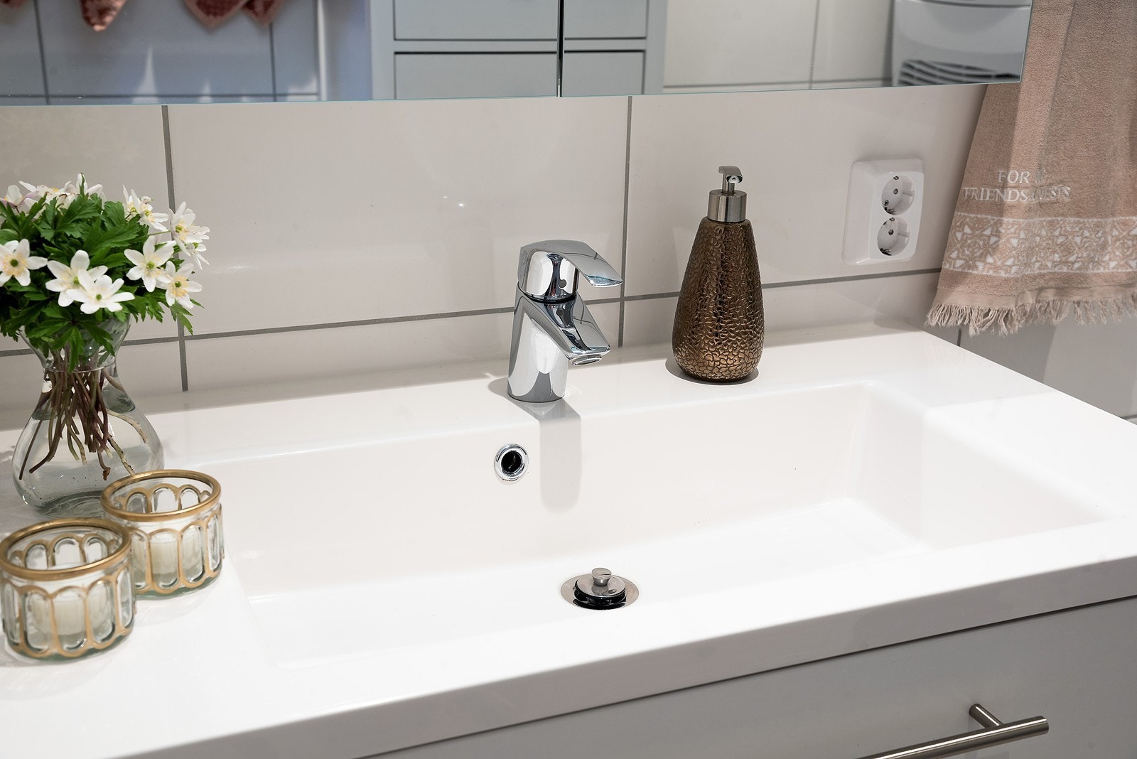 Baderomsinnredning med nedfelt servant og speilskap. Rommet har downlights i taket og mekanisk avtrekk. Galleribilde