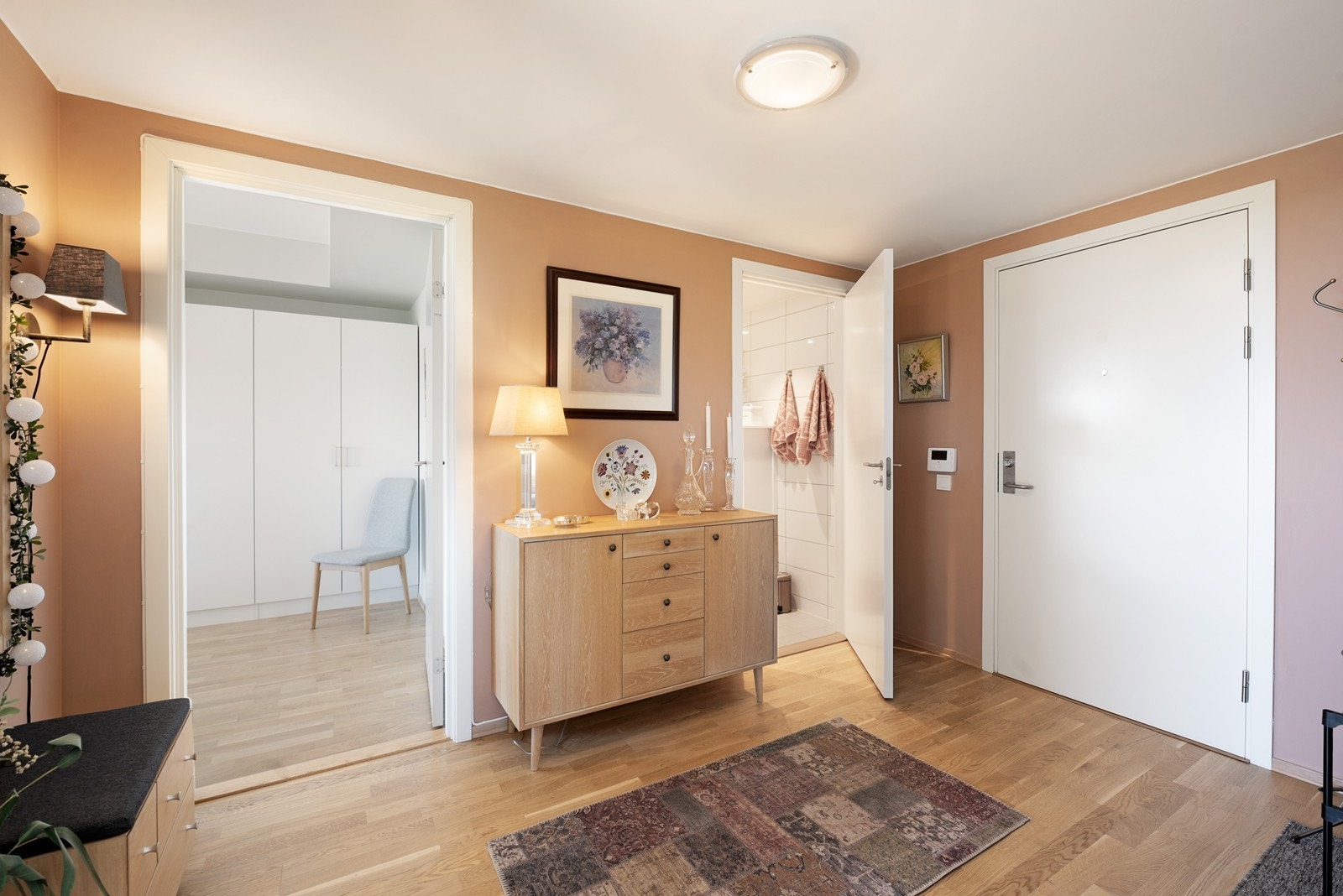 Innbydende entré med parkett på gulvet som binder rommene sammen. Galleribilde
