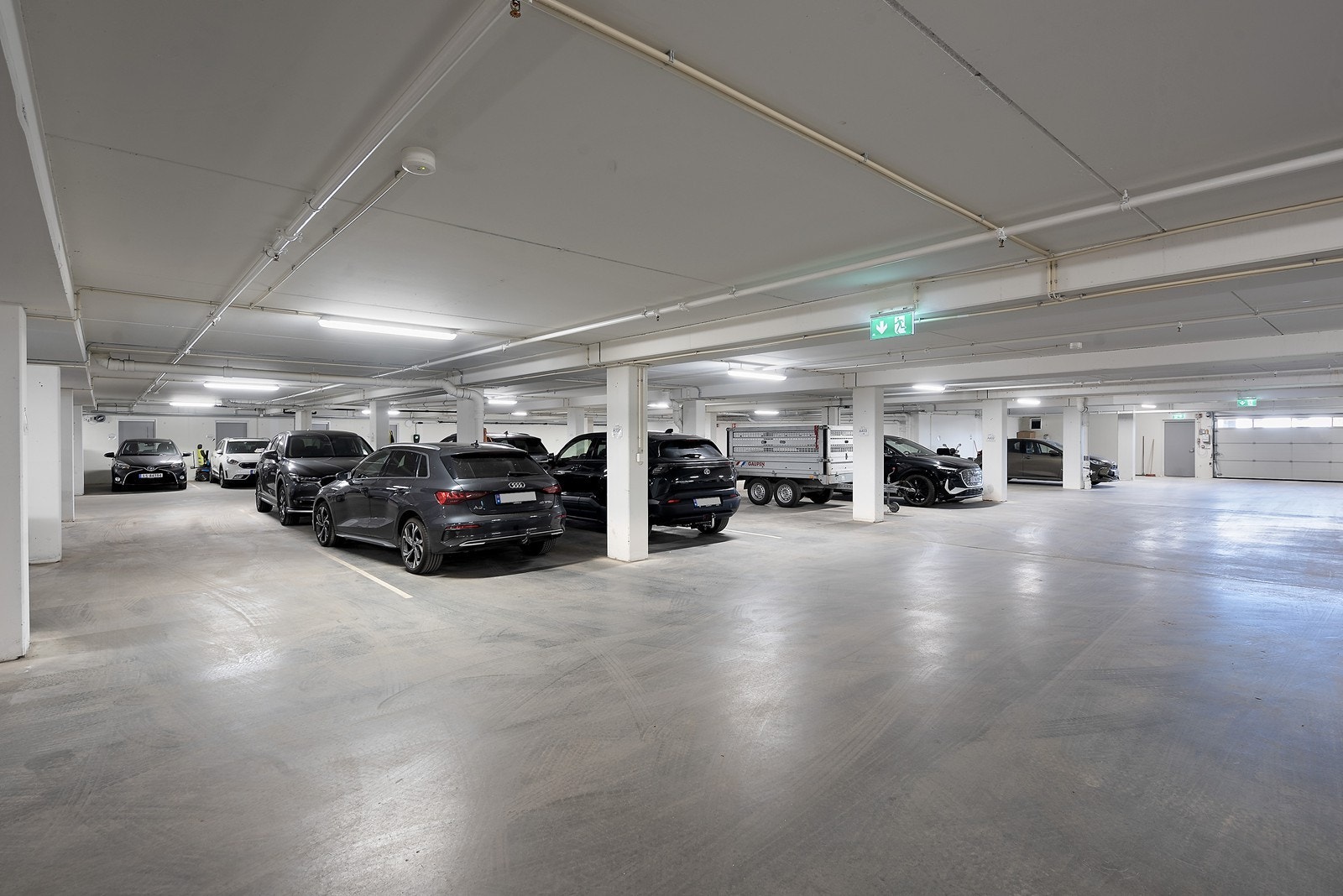 Det medfølger en fast, oppmerket biloppstillingsplass i felles parkeringsanlegg. Galleribilde