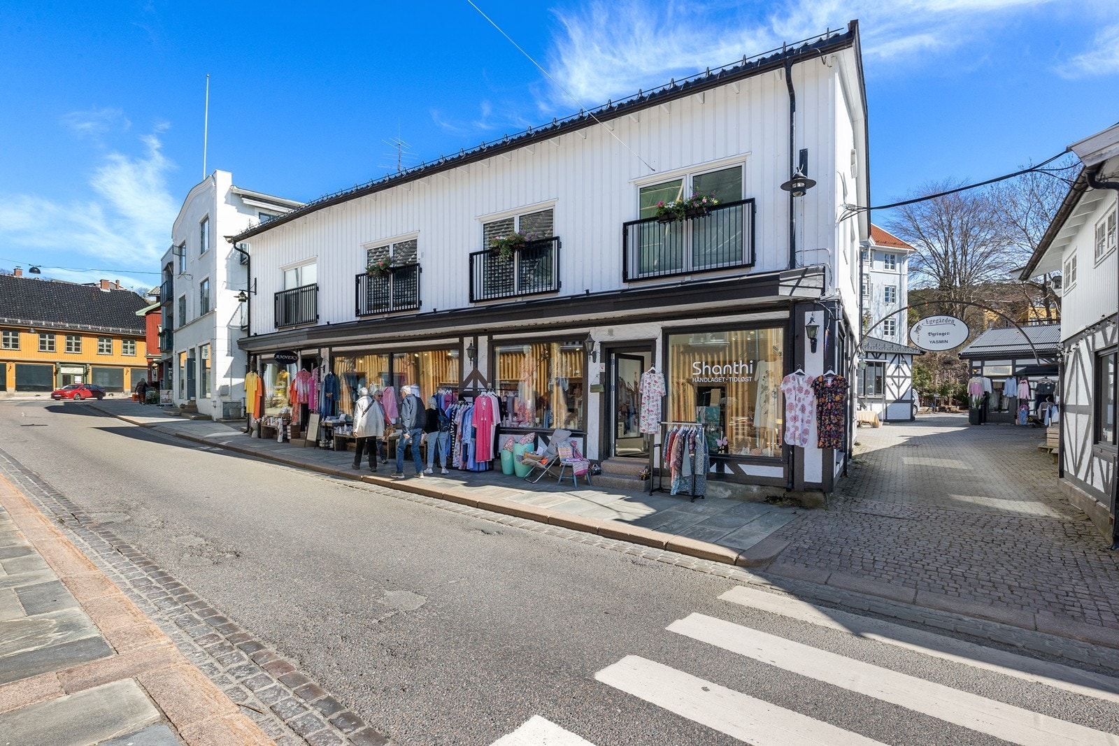 Adkomst via koselig smug og torg. Biloppstillingsplass innerst i gården. Galleribilde