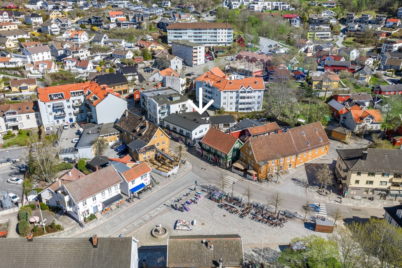 Dronefoto - Her bor du midt i sentrum med alt rett utenfor døren. Galleribilde