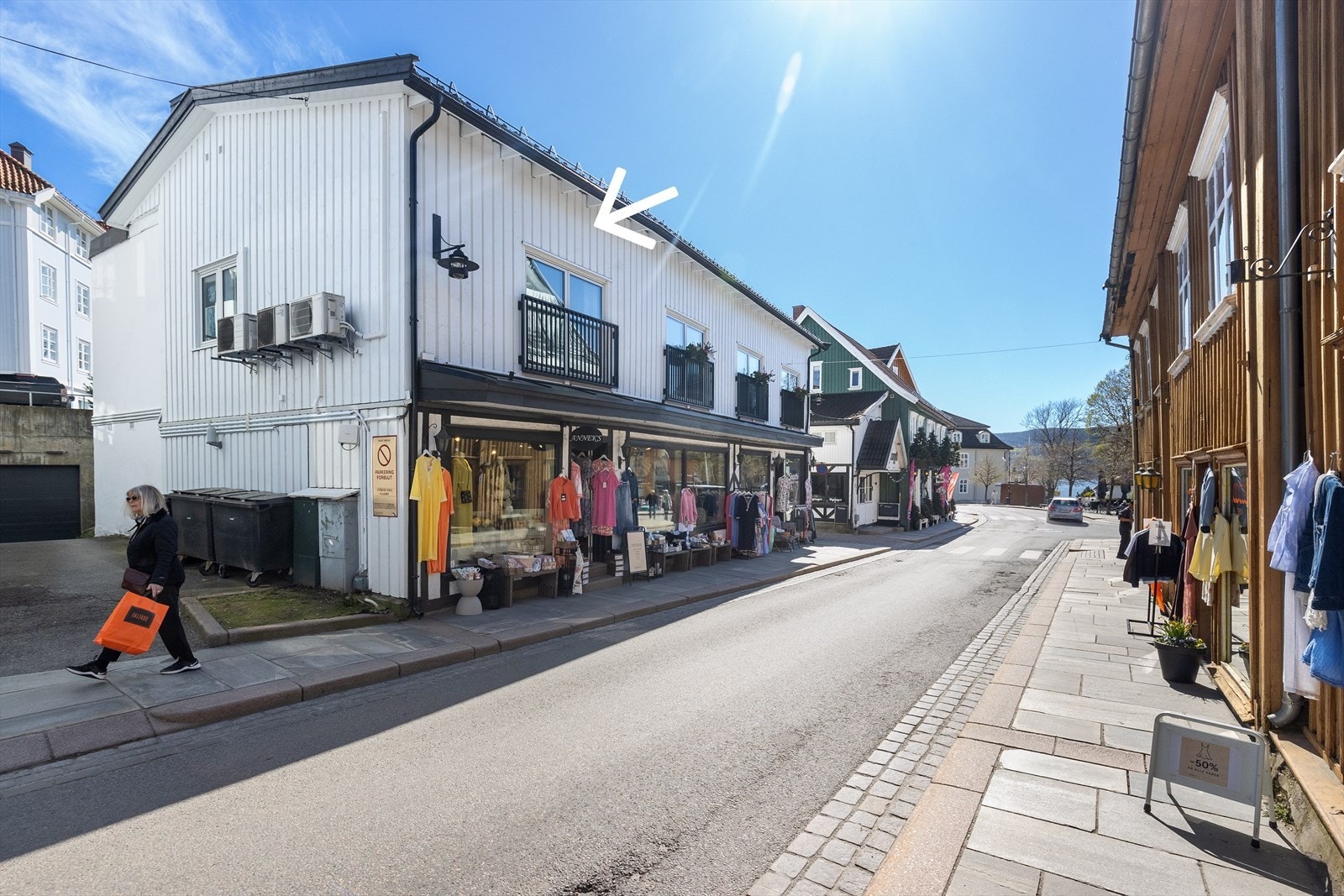 Fasaden sett fra nord. Torggata og Torget ligger rett utenfor døren. Galleribilde