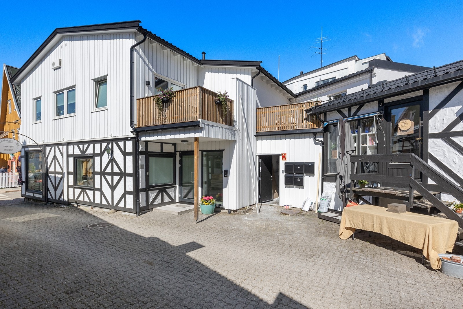 Inngangsparti via koselig bakgård. Galleribilde