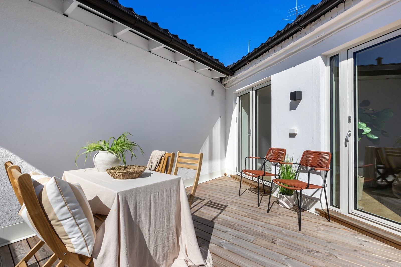 Sydvendt terrasse med utgang fra begge soverom. Galleribilde