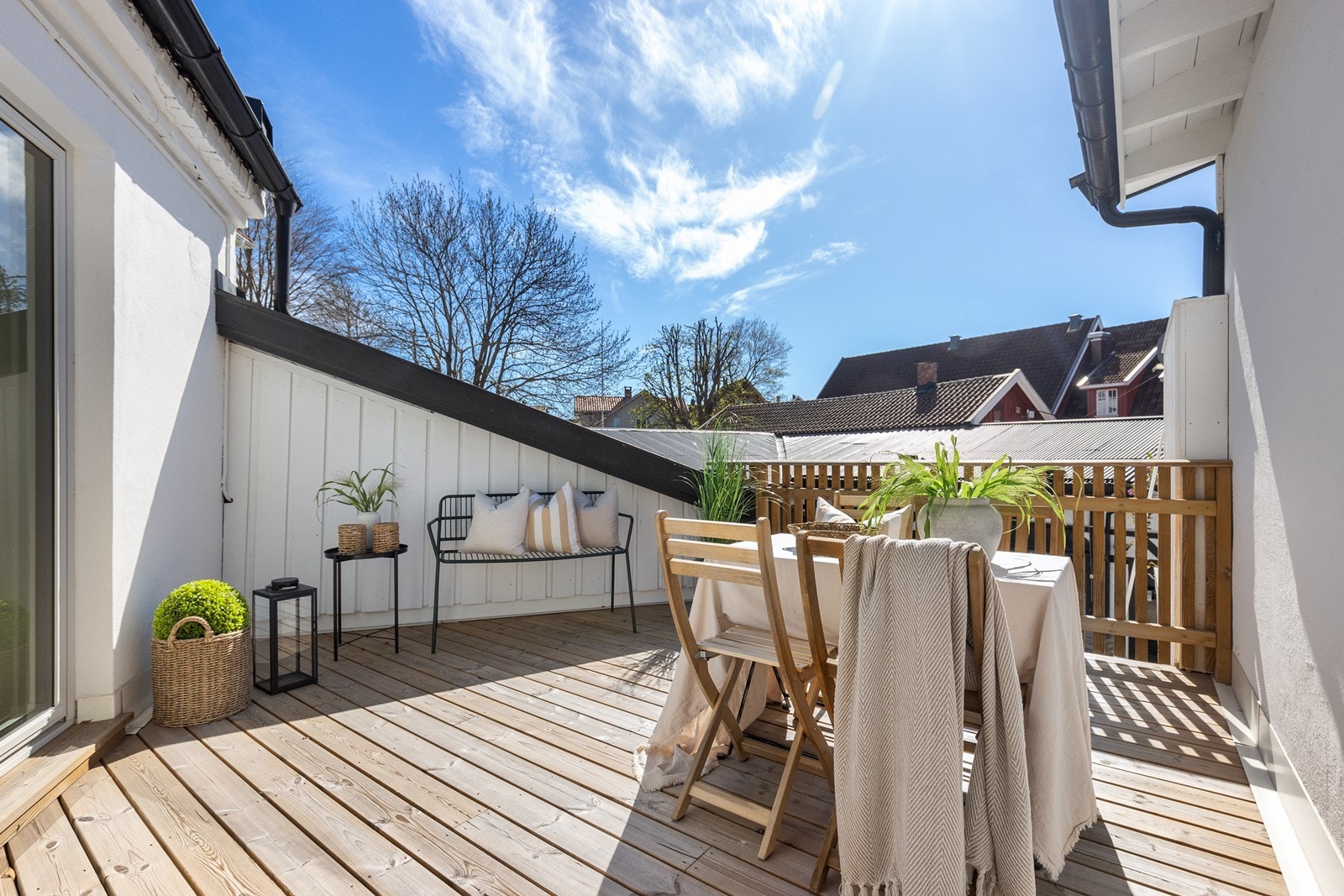 Solfylt terrasse med gode solforhold. Galleribilde