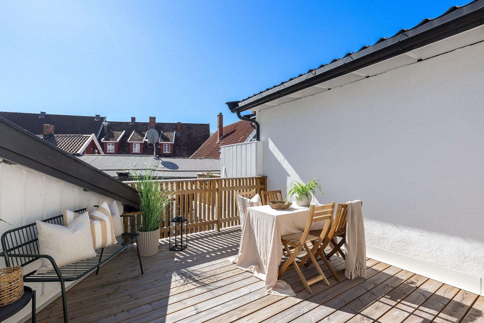 Solfylt terrasse i hjertet av sentrum. Galleribilde
