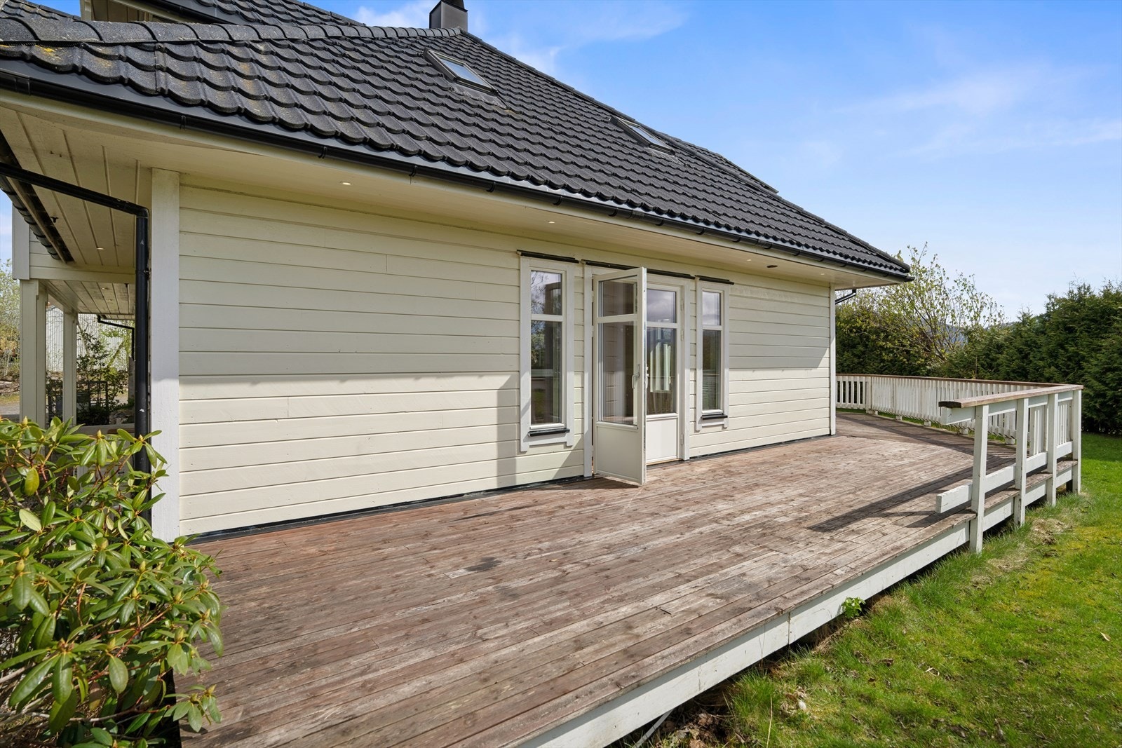 Terrassen er bygget i tre og fundamentert på støpte pilarer. Galleribilde