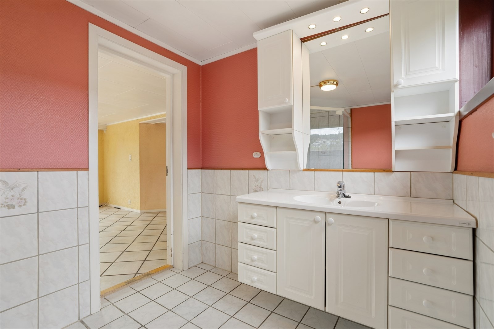 Badet på loftet. Det er også et eldre bad i hovedetasjen. Galleribilde