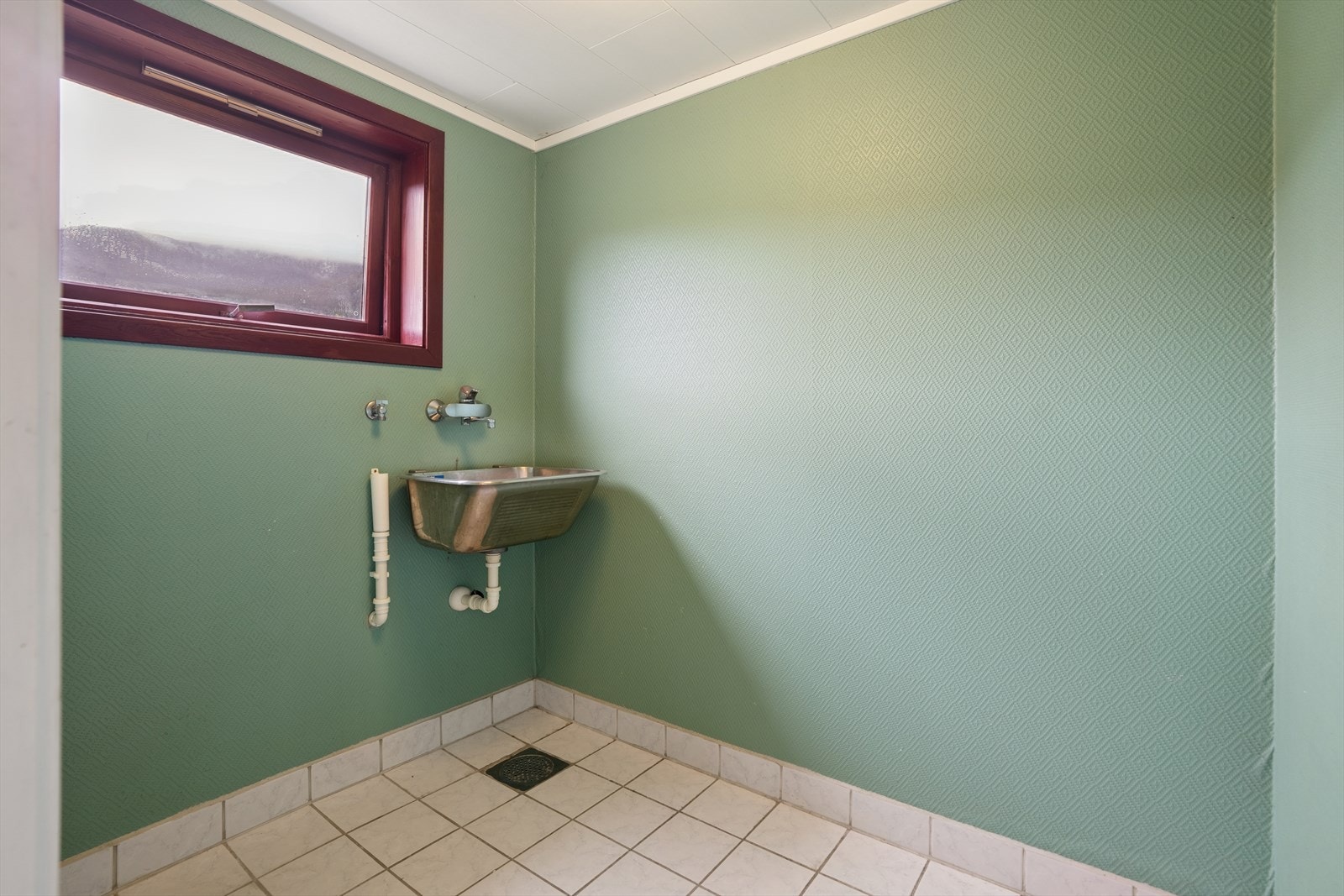 Vaskerom i første etasje i den eldre boligen, med opplegg for vaskemaskin og skyllekar. Galleribilde