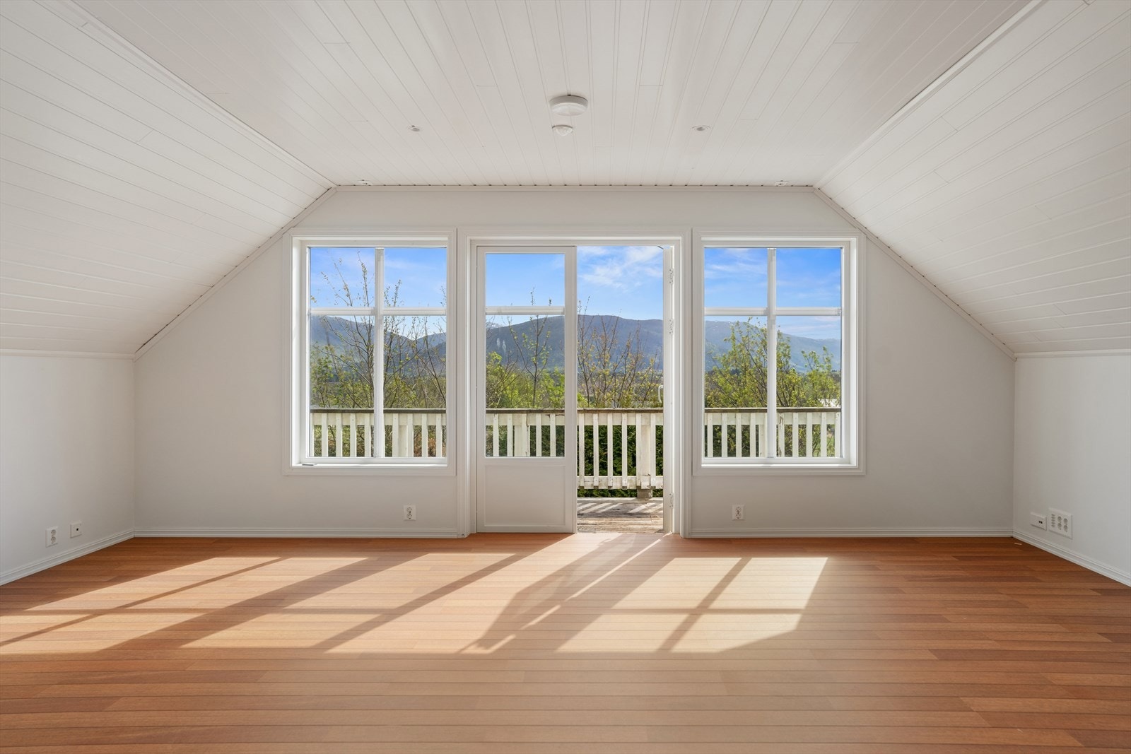Fra loftstuen og verandaen er det en flott utsikt over det omkringliggende landskapet. Galleribilde