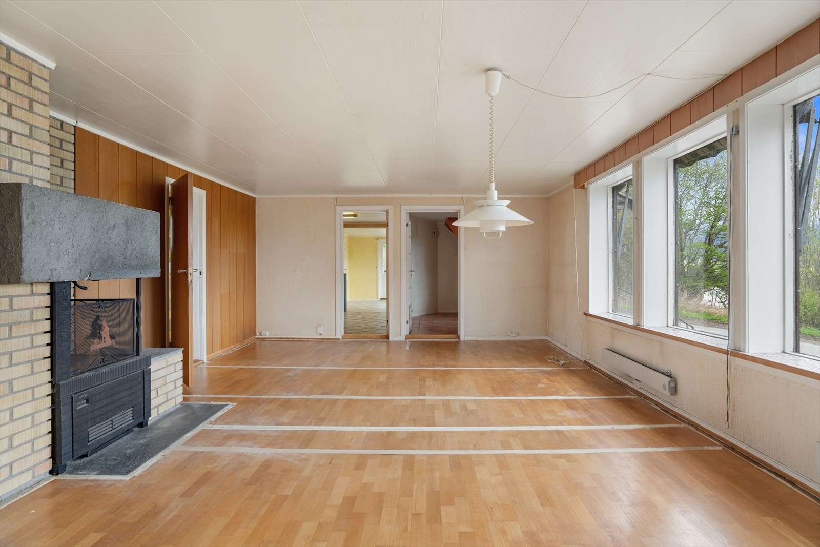 Store vinduer gir godt med lys til oppholdsrommene. Galleribilde