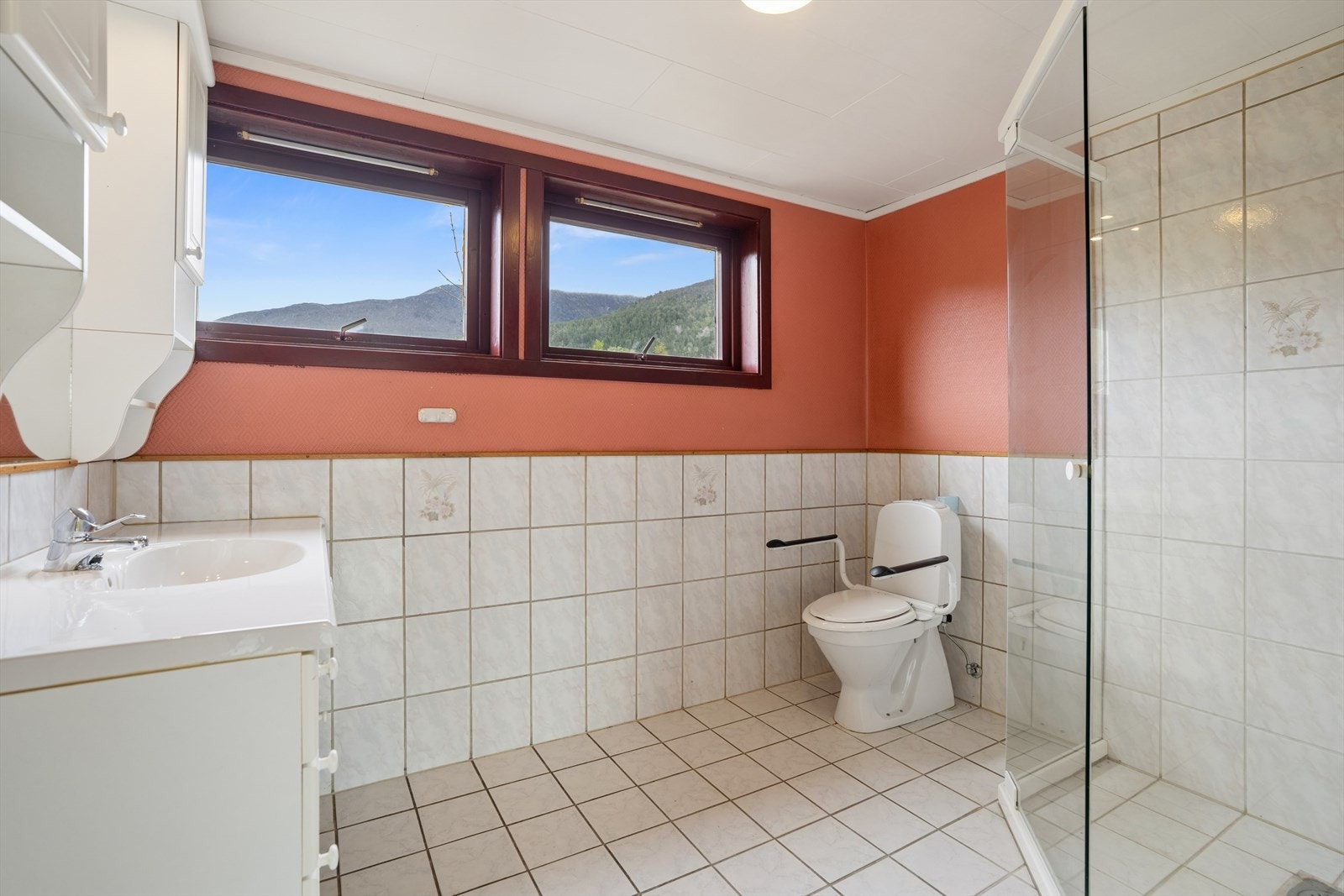 Badet på loftet er utstyrt med toalett og dusj. Galleribilde