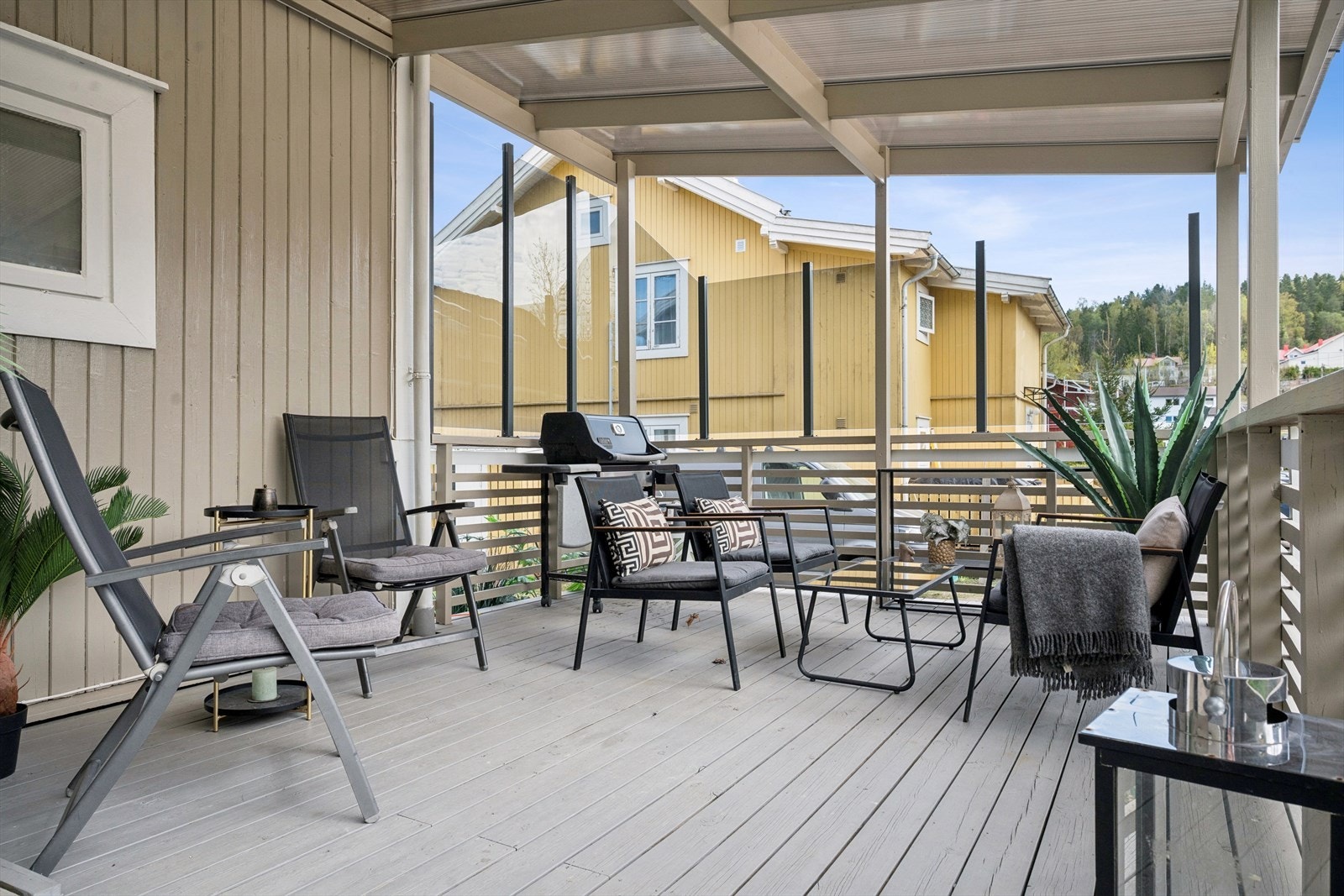 Nyrenovert terrasse på 15 m² med gode solforhold. Galleribilde