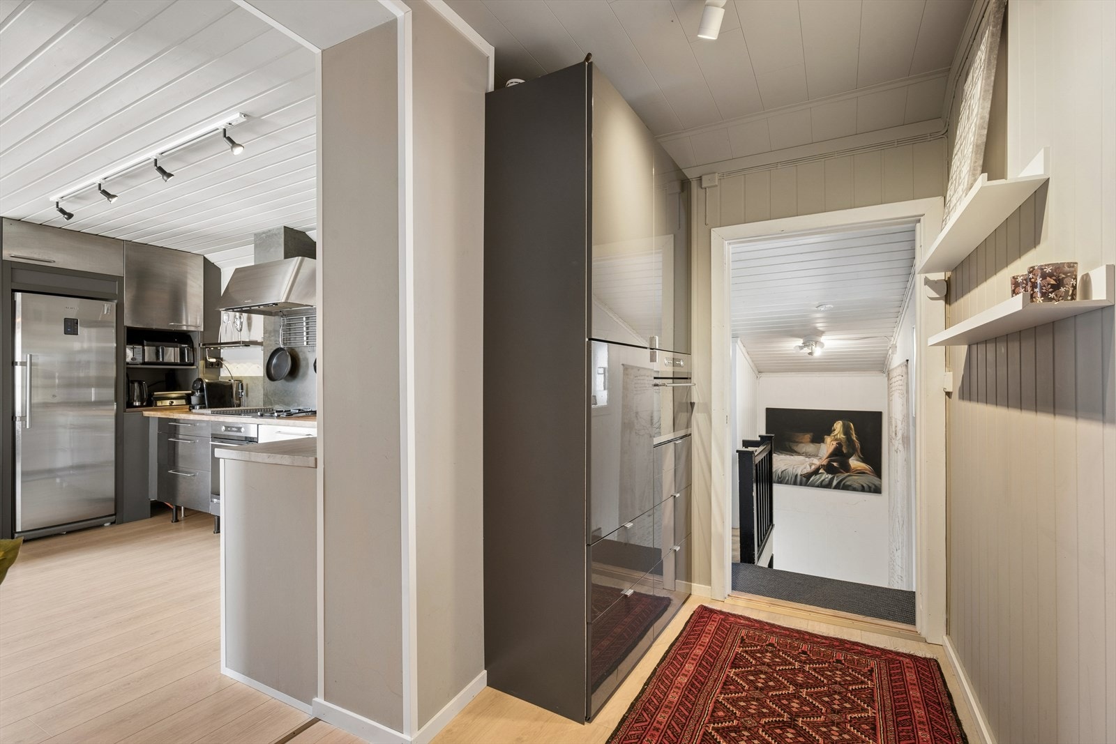 Velkommen inn! Her er det montert ekstra kjøkkenskap og ovn. Galleribilde