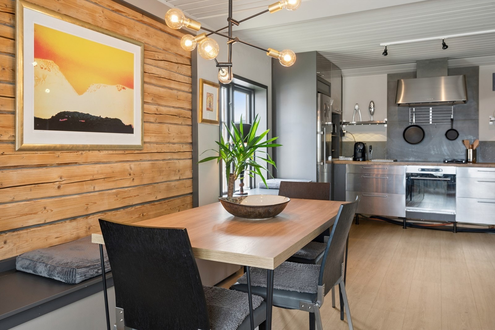 Legg merke til detaljene hvor det originale treverket kommer frem ved spisestuen! Galleribilde