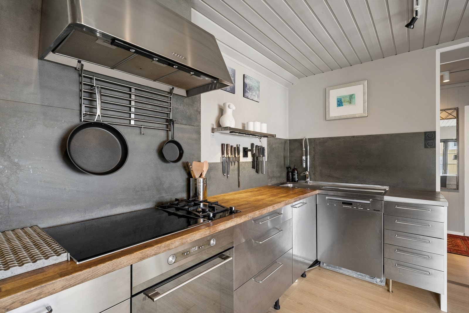 Det er induksjonstopp og gassbrenner med to bluss integrert. Galleribilde