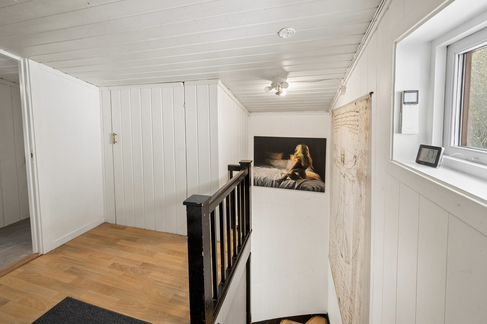 En trapp opp til boligen. Praktisk lagring i gangen. Galleribilde