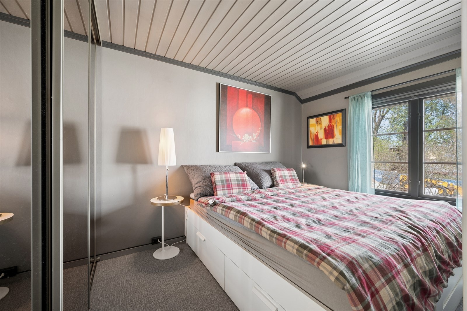 Romslig hovedsoverom med skyvedørsgarderobe. Galleribilde