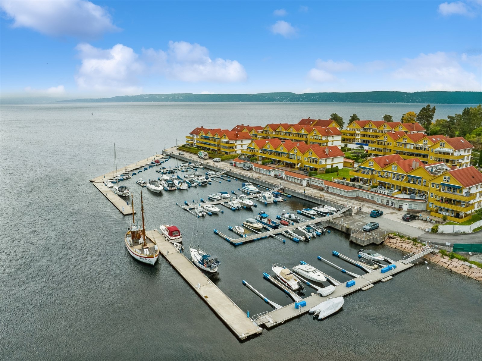 Slemmestad marina med flere badesteder. Galleribilde