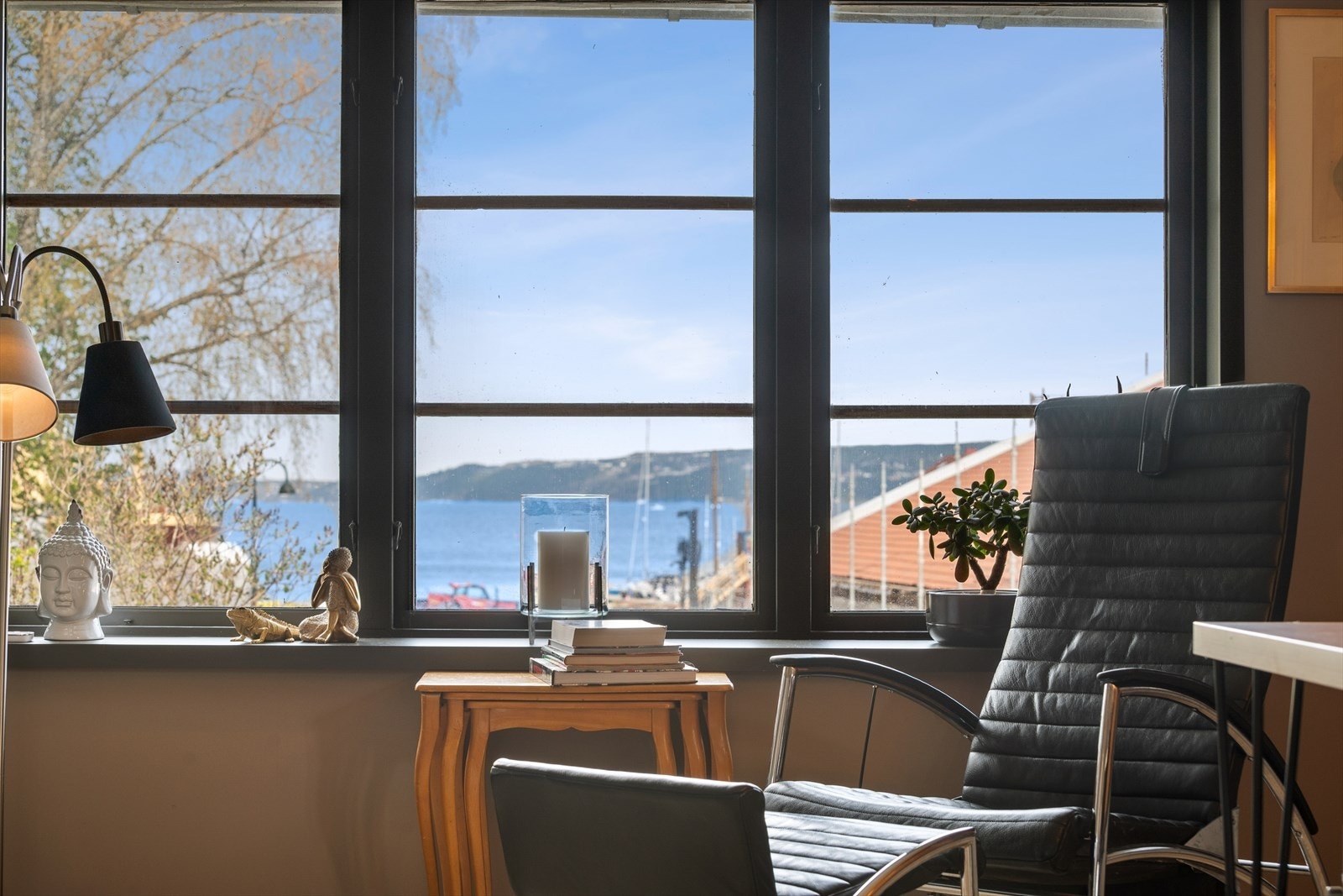 Utsikt mot Slemmestad-sentrum fra stuen. Galleribilde
