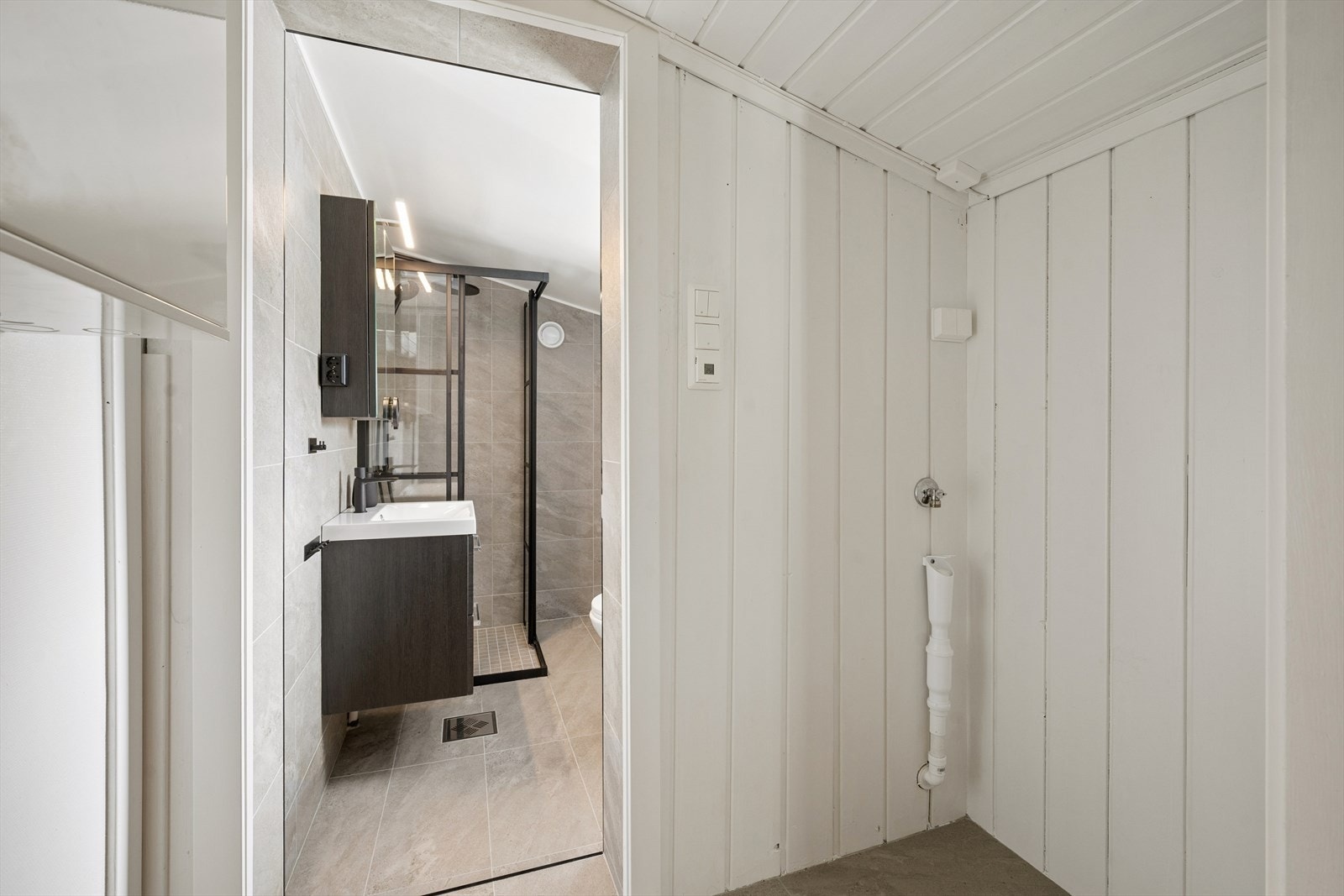Plass til vaskemaskin i tilknytning til badet. Galleribilde