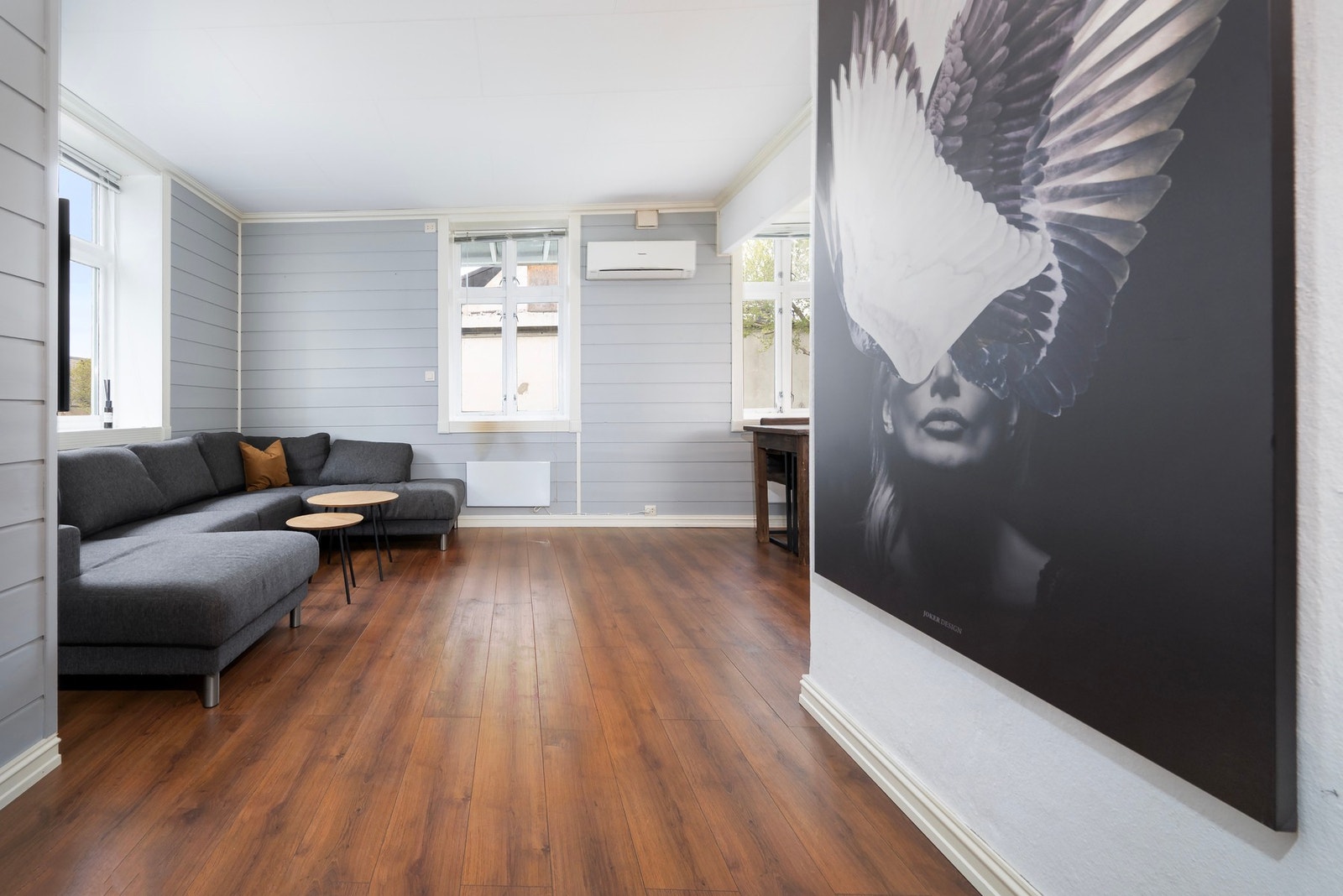 Laminat på gulv og trepanel samt strie på vegg. Galleribilde
