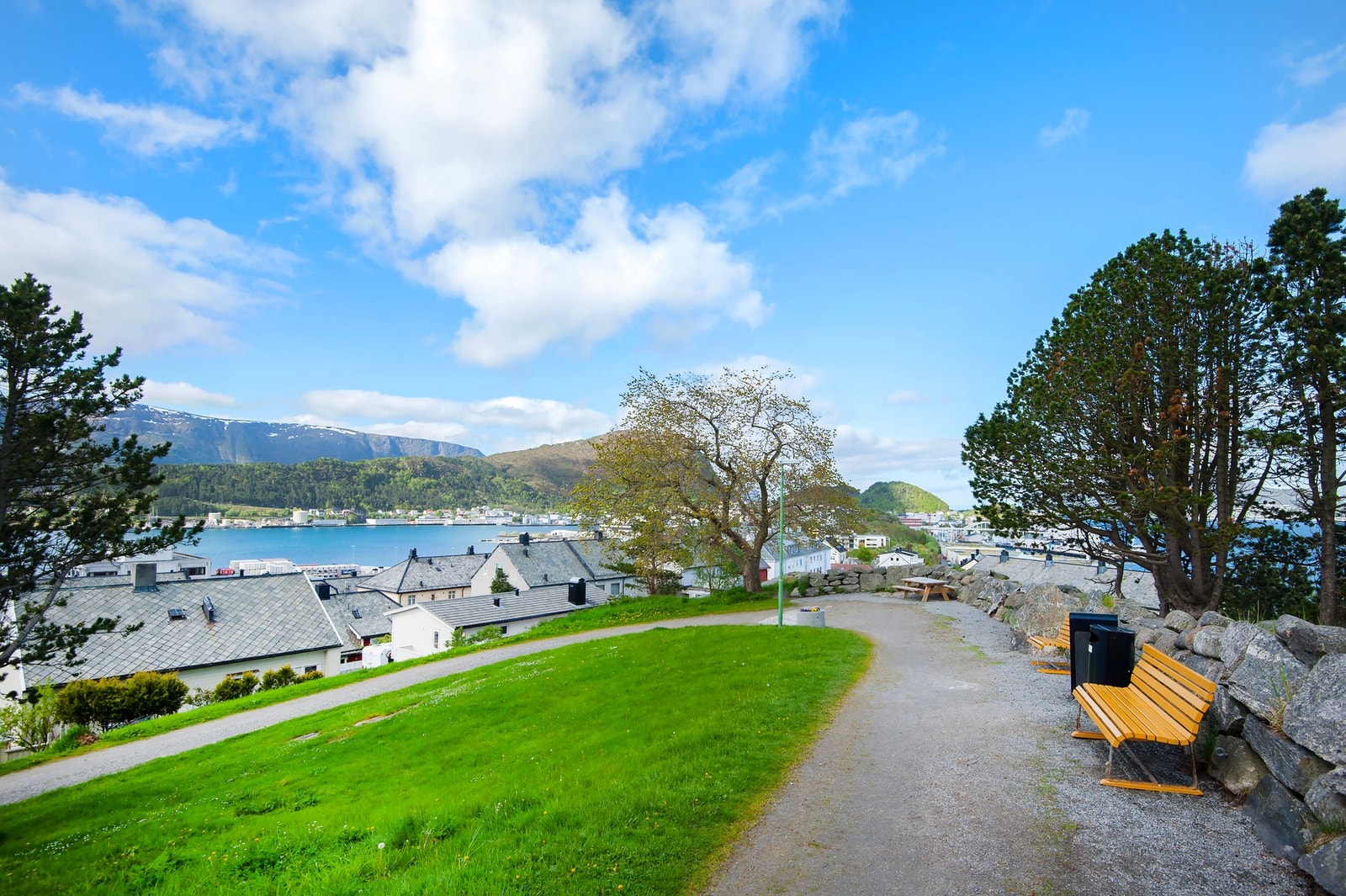 Aspøya er en av sentrumsøyene og ligger mellom Hessa i vest og Ålesund sentrum i øst i ytre bydel. Galleribilde