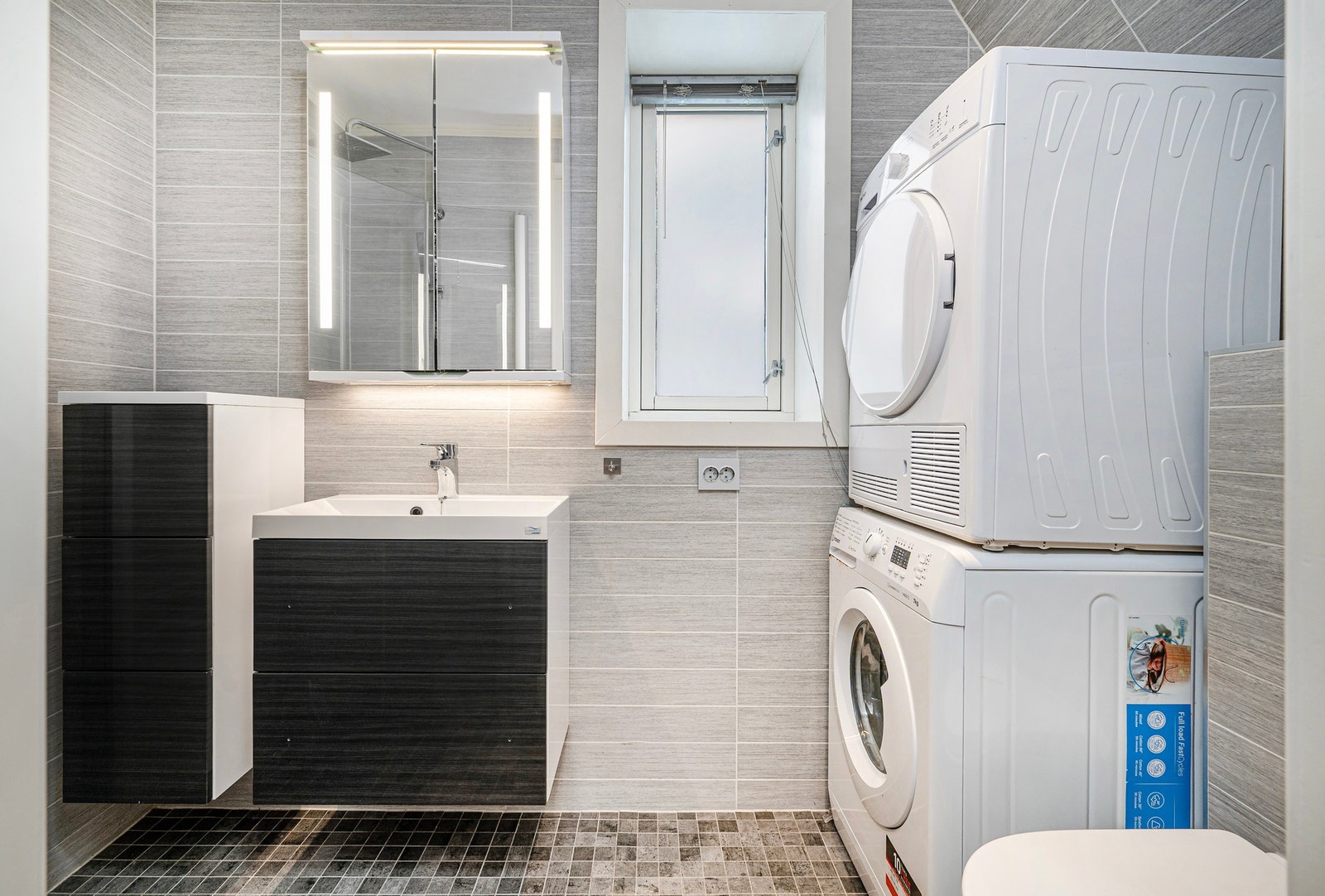 Badet har innredning med nedfelt servant, toalett, dusjhjørne og opplegg for vask/tørk. Galleribilde