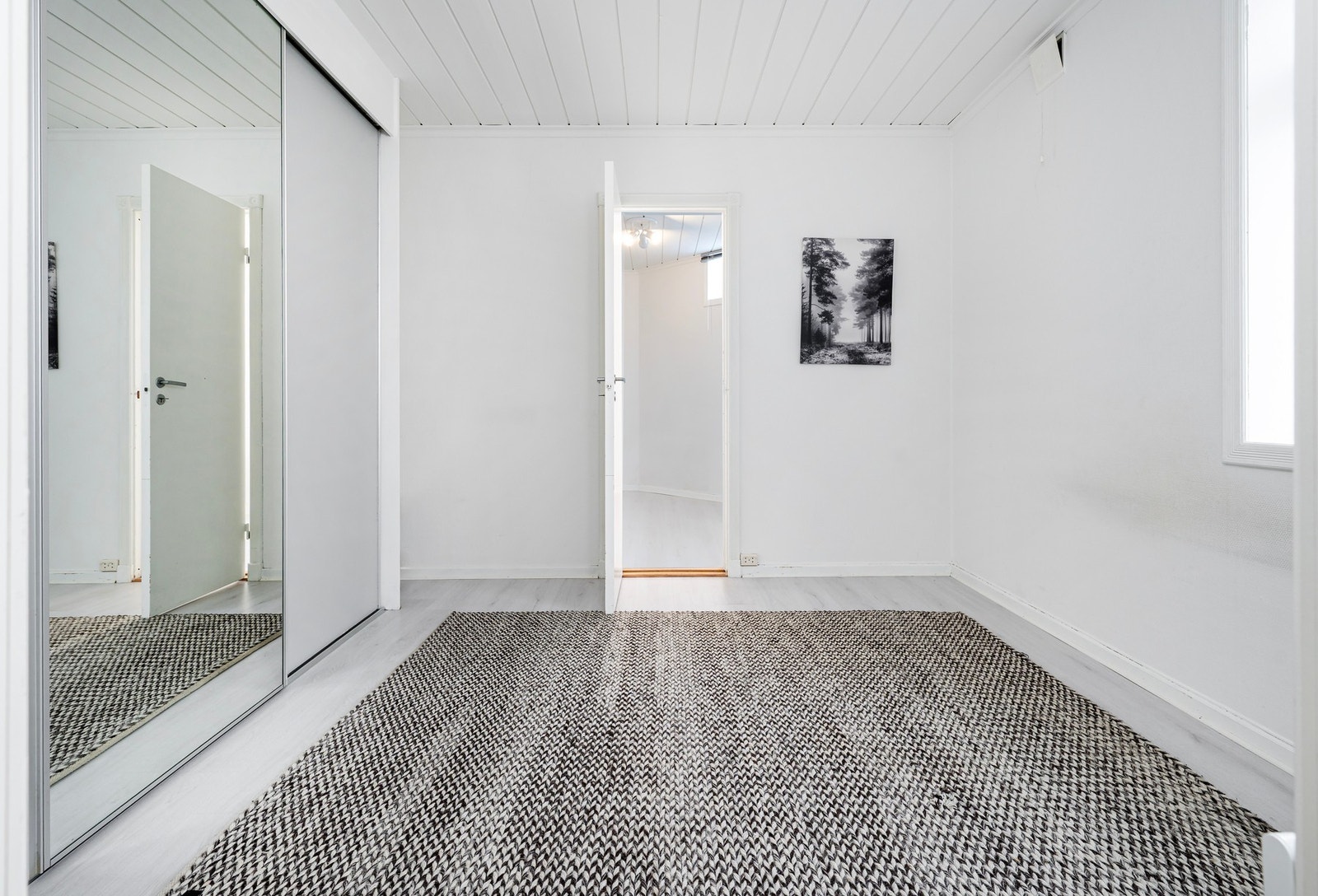 Store vindusflater gir rommet mye naturlig lys. Galleribilde