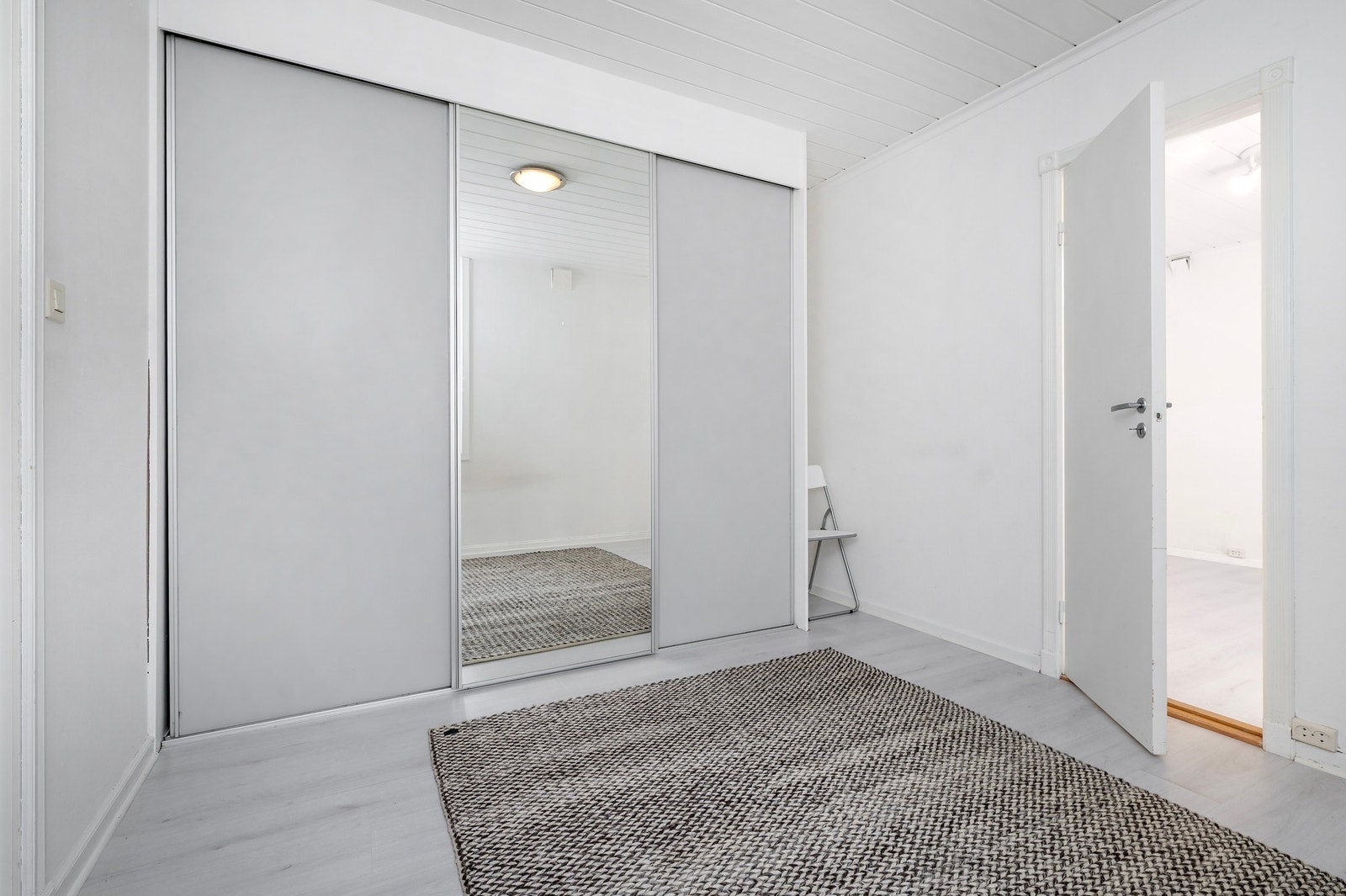 God plass i garderoben. Galleribilde