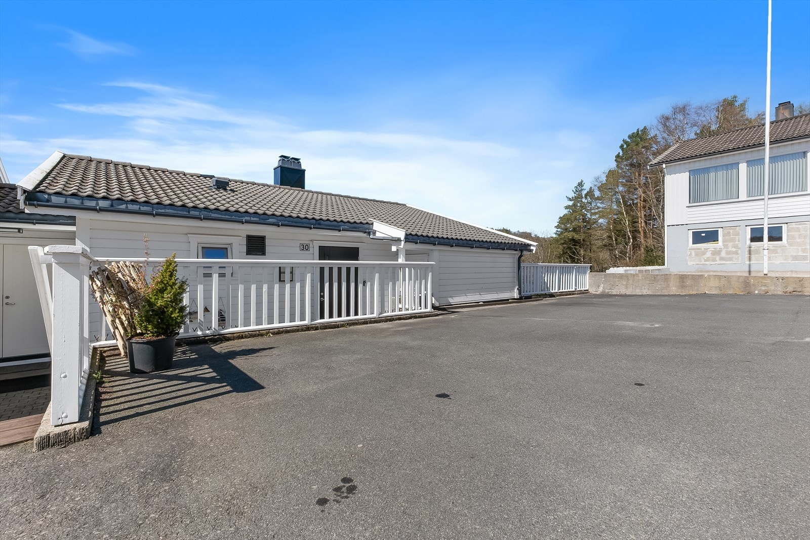 Stort asfaltert område med god plass til parkering. Galleribilde