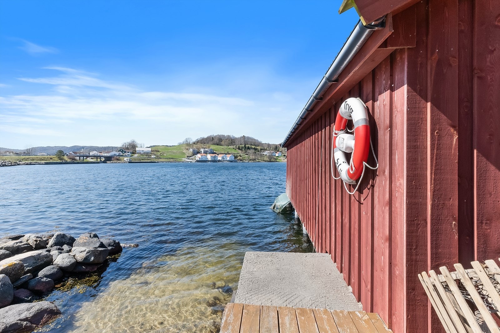 Liten brygge rett ved. Galleribilde