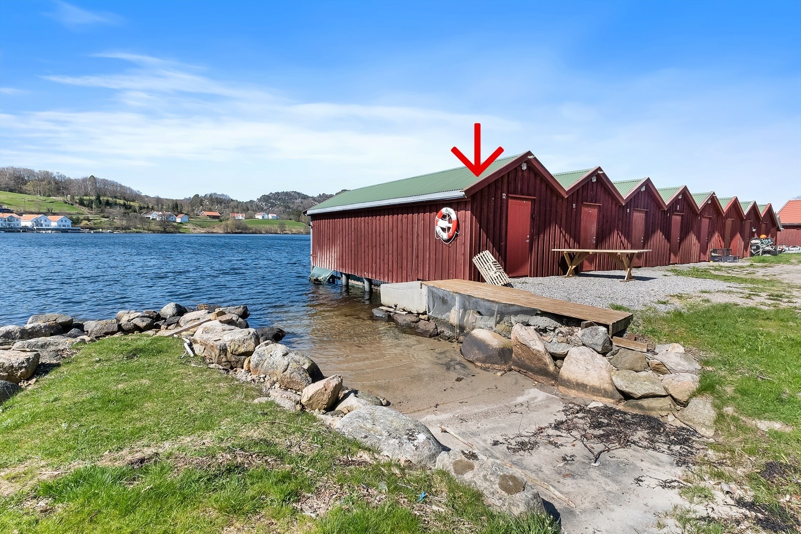 Båthuset som medfølger. Ligger helt på enden. Galleribilde