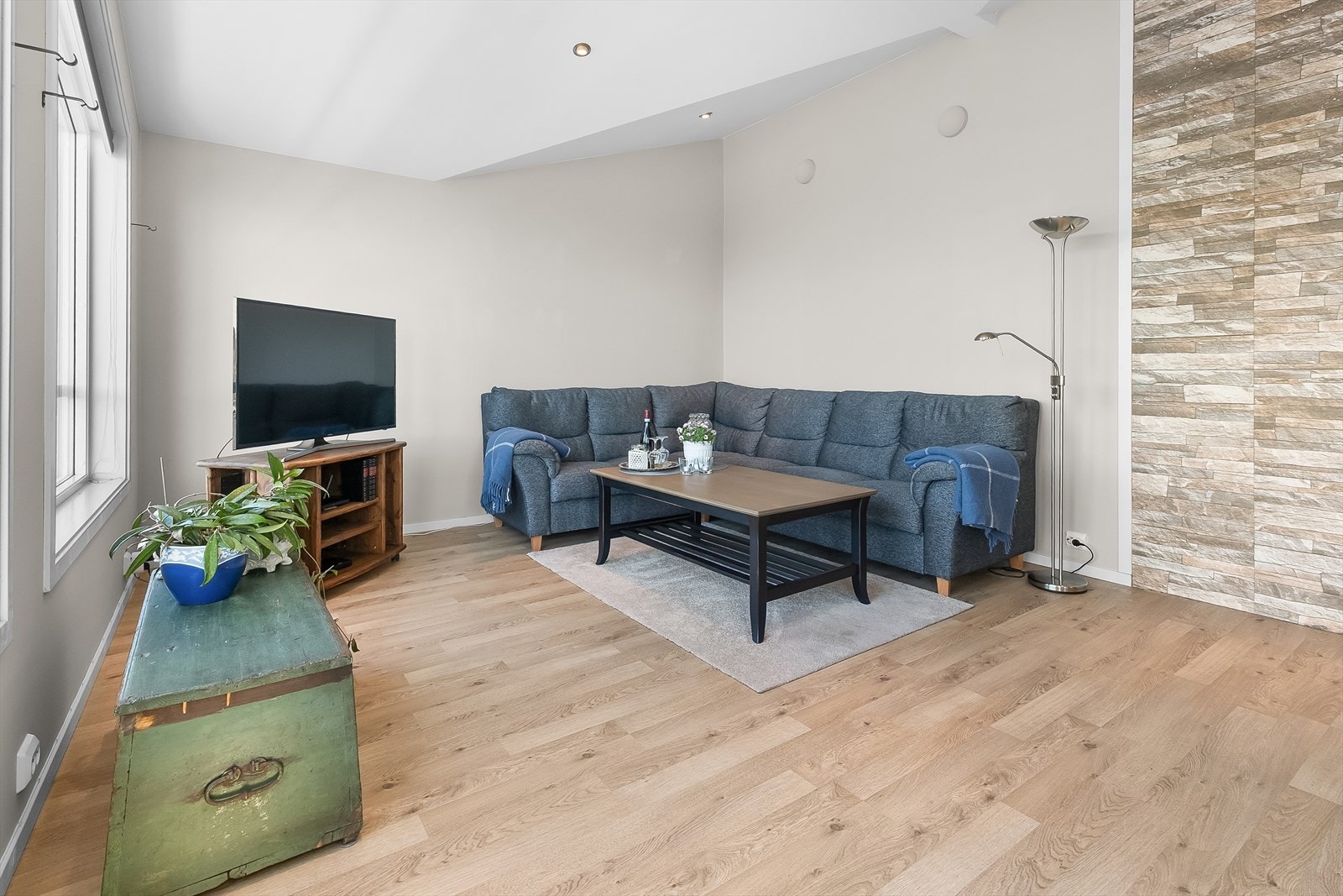 Plass til sofagruppe m.m. Det er pipe i boligen, så mulighet for å sette inn ildsted. Galleribilde