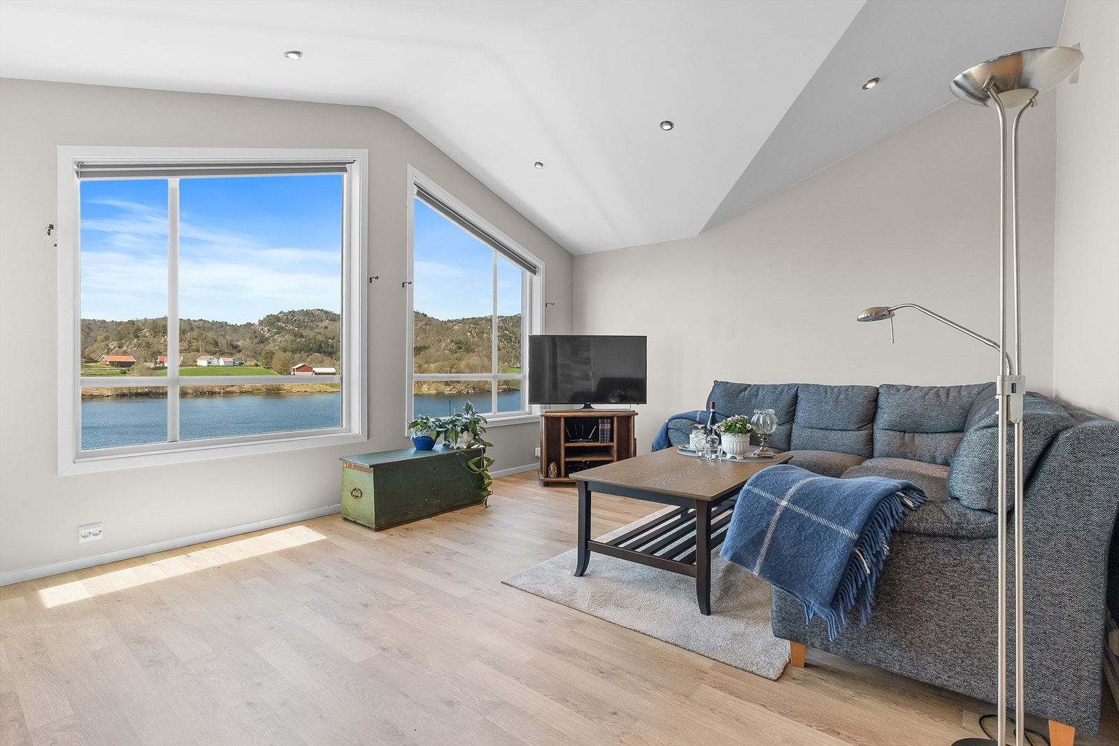 Romslig stue med store vindusflater. Galleribilde