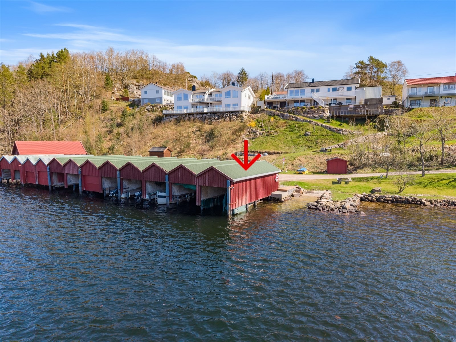 Båthuset ligger i enden av rekka på sørsiden. Galleribilde