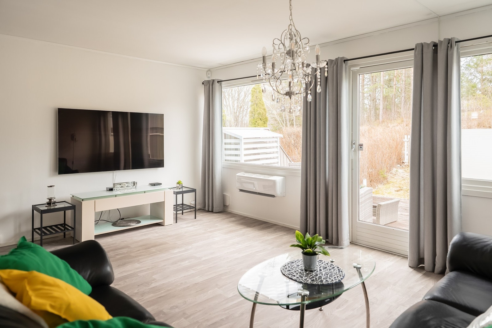 Med varmepumpe og peis er det enkelt og effektivt å holde stuen varm. Galleribilde