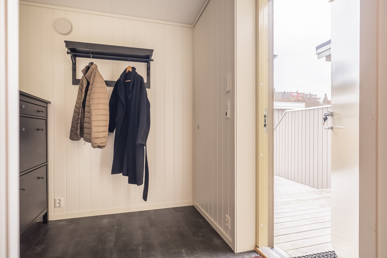 God garderobeløsning ved boligens entre. Galleribilde