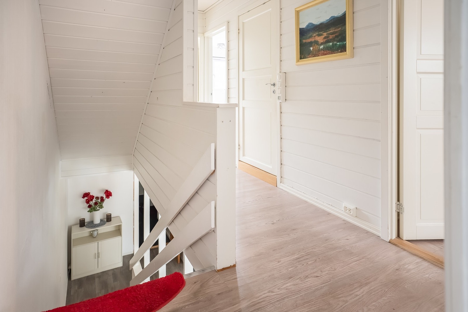 Boligens 2. etasje har boligens 4 soverom og bad. Galleribilde