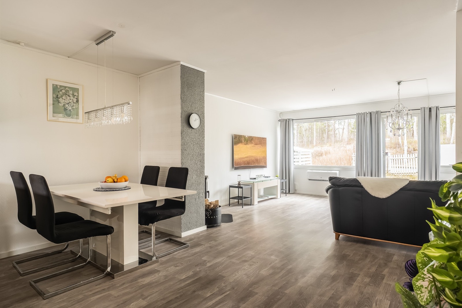 1. Etasje møter deg med en fin stue og kjøkken på kombinerte 51m². Galleribilde