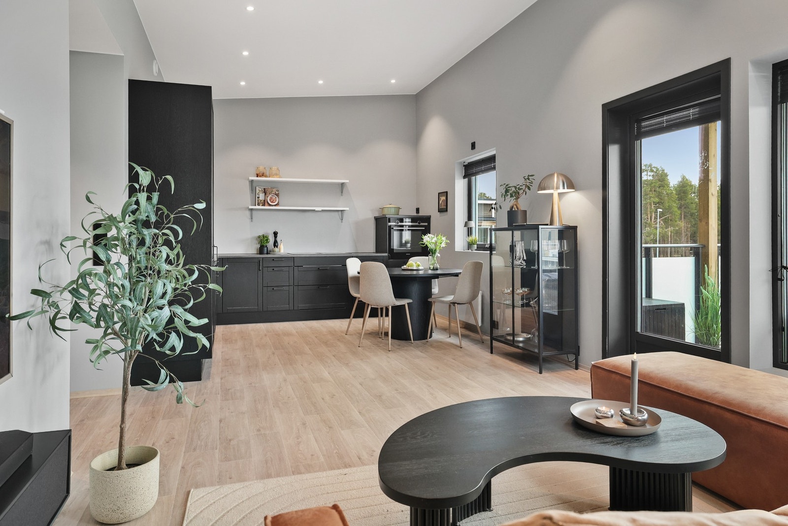 Fra stuen er det utgang til en hyggelig, overbygd balkong. Galleribilde
