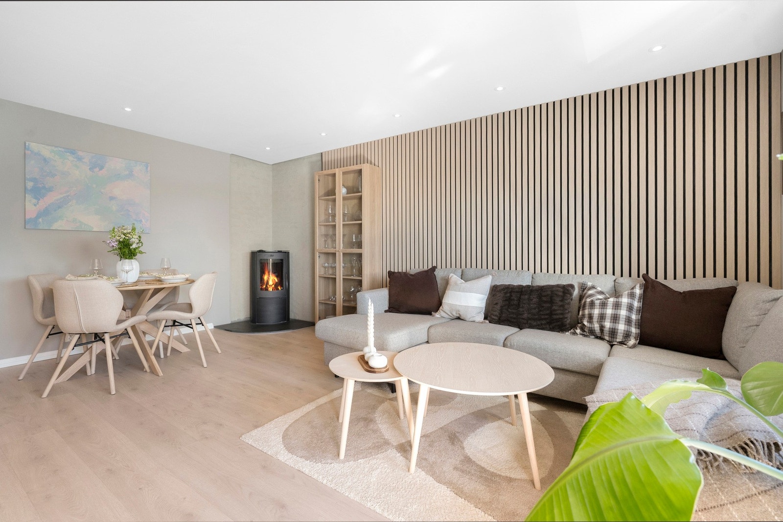 Stuen har god plass til både sofagruppe og spisebord. Galleribilde