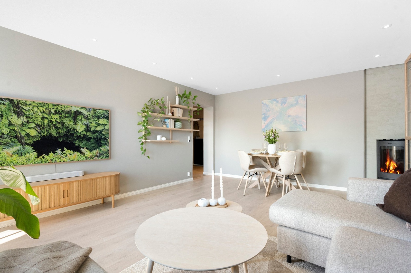I stuen finnes vedovn for ekstra varme på kalde dager. I tillegg er det gulvvarme i alle rom. Galleribilde